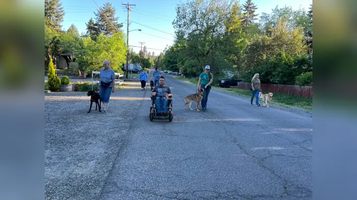 Clients and dogs practicing leash walking with Jason Lake in a Prodogz Move & Groove class in Medford, Oregon — May 14, 2024