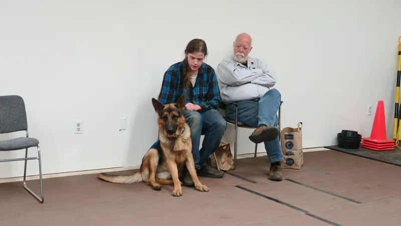 Clients and dogs in a Prodogz Dog Training basic obedience class led by Jason Lake in Medford, Oregon — November 6, 2017, photo 19
