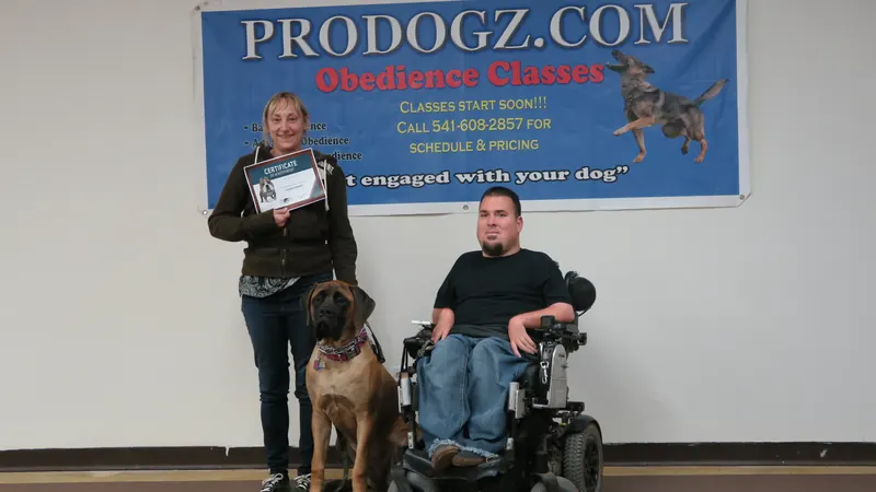Clients and dogs in a Prodogz Dog Training basic obedience class led by Jason Lake in Medford, Oregon — January 1, 2018, photo 23