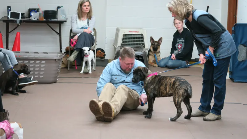 Clients and dogs in a Prodogz Dog Training basic obedience class led by Jason Lake in Medford, Oregon — March 5, 2018, photo 14