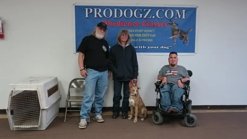Clients and dogs in a Prodogz Dog Training basic obedience class led by Jason Lake in Medford, Oregon — March 26, 2018, photo 19