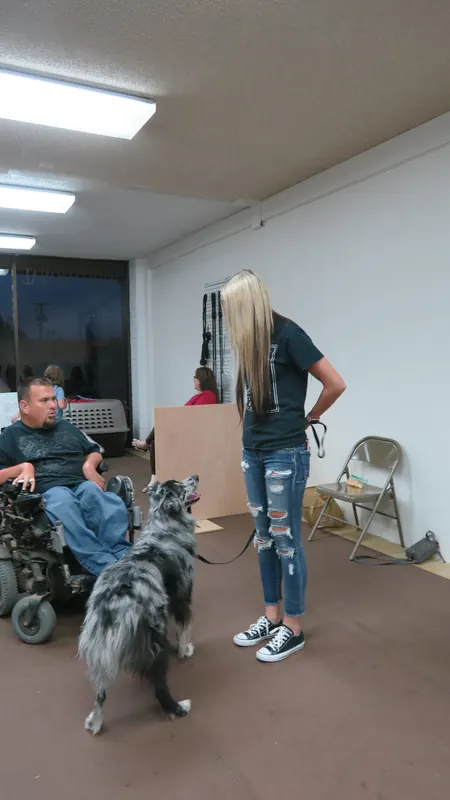 Clients and dogs in a Prodogz Dog Training basic obedience class led by Jason Lake in Medford, Oregon — October 22, 2018, photo 19