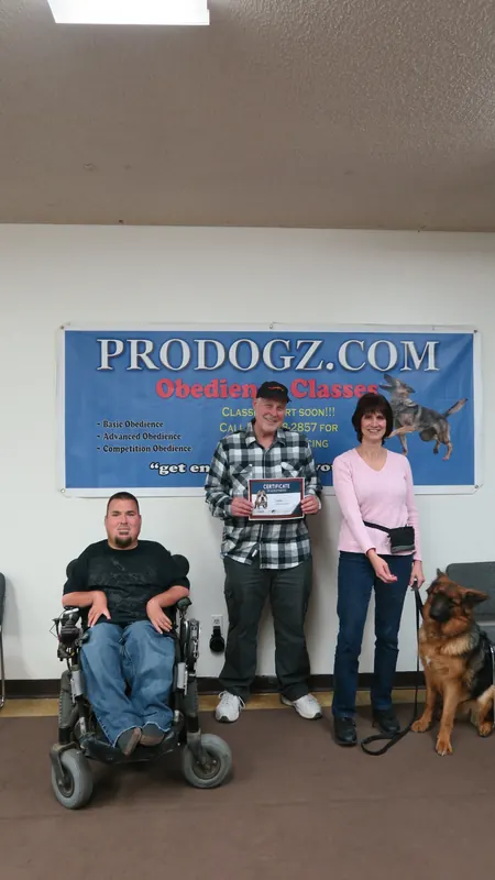 Clients and dogs in a Prodogz Dog Training basic obedience class led by Jason Lake in Medford, Oregon — October 22, 2018, photo 29