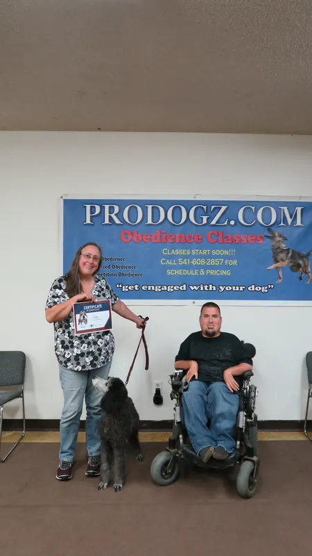 Clients and dogs in a Prodogz Dog Training basic obedience class led by Jason Lake in Medford, Oregon — October 22, 2018, photo 30