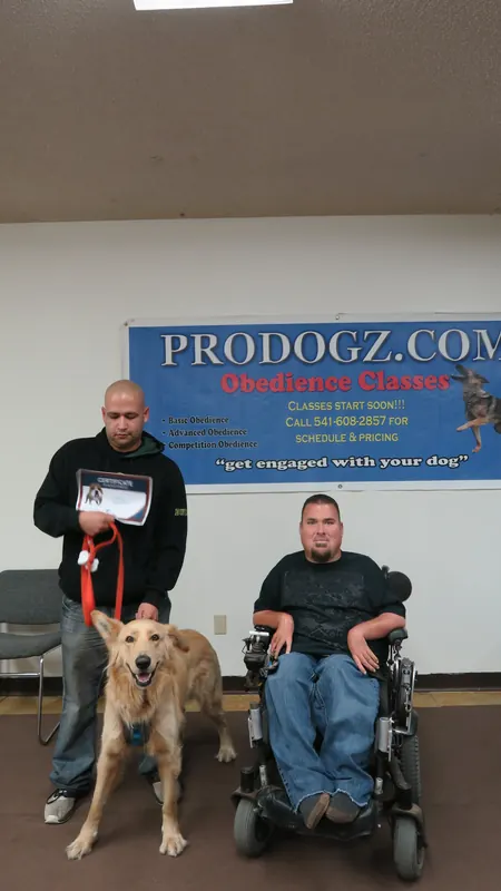 Clients and dogs in a Prodogz Dog Training basic obedience class led by Jason Lake in Medford, Oregon — October 22, 2018, photo 33