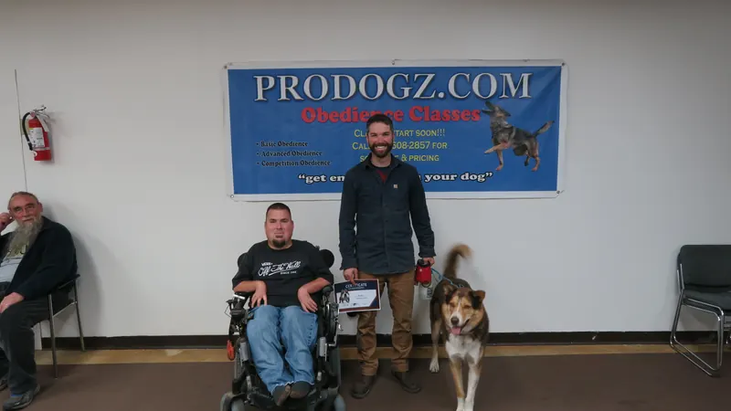 Clients and dogs in a Prodogz Dog Training basic obedience class led by Jason Lake in Medford, Oregon — November 19, 2018, photo 37
