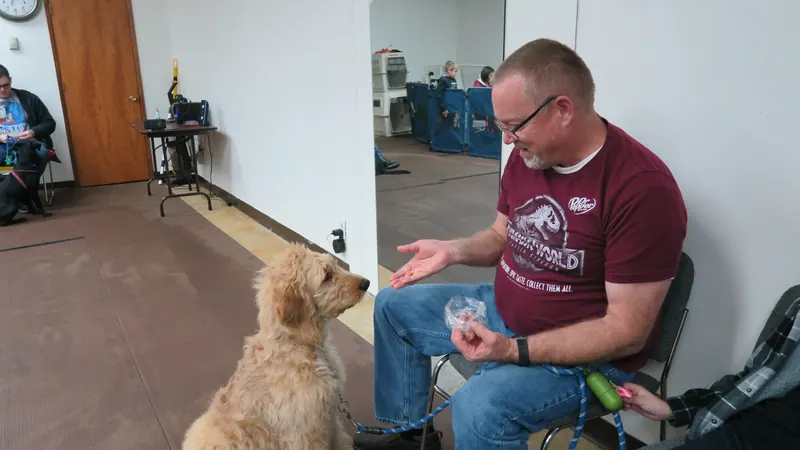 Clients and dogs in a Prodogz Dog Training basic obedience class led by Jason Lake in Medford, Oregon — January 14, 2019, photo 4