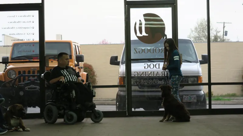 Clients and dogs in a Prodogz Dog Training basic obedience class led by Jason Lake in Medford, Oregon — March 25, 2019, photo 7