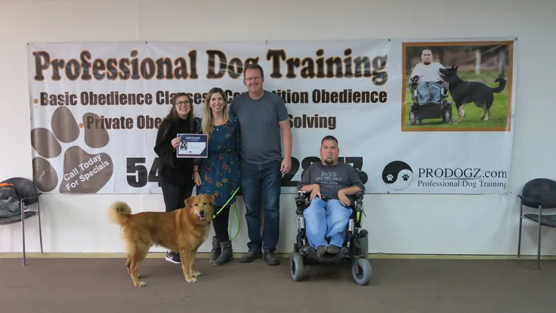 Clients and dogs in a Prodogz Dog Training basic obedience class led by Jason Lake in Medford, Oregon — April 22, 2019, photo 1