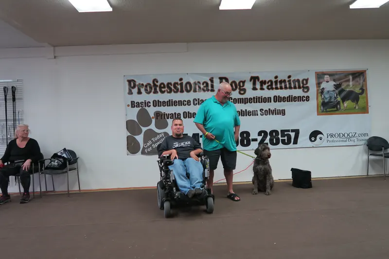Clients and dogs in a Prodogz Dog Training basic obedience class led by Jason Lake in Medford, Oregon — May 20, 2019, photo 1