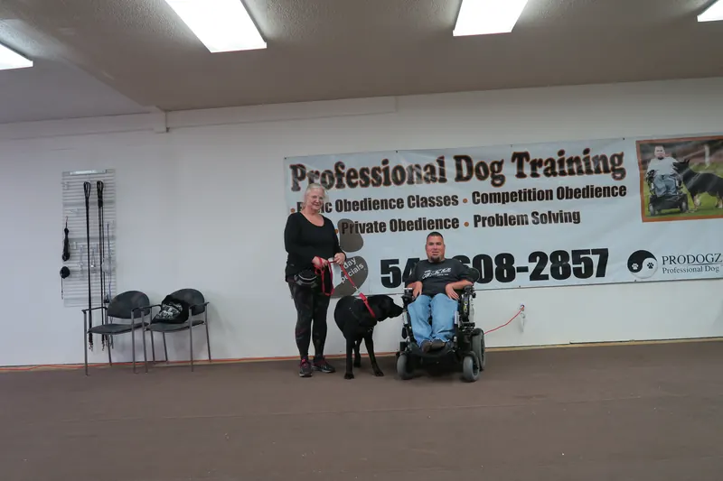 Clients and dogs in a Prodogz Dog Training basic obedience class led by Jason Lake in Medford, Oregon — May 20, 2019, photo 3