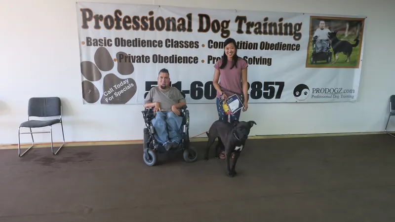 Clients and dogs in a Prodogz Dog Training basic obedience class led by Jason Lake in Medford, Oregon — July 22, 2019, photo 4