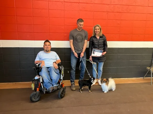 Clients and dogs in a Prodogz Dog Training basic obedience class led by Jason Lake in Medford, Oregon — April 4, 2022, photo 4