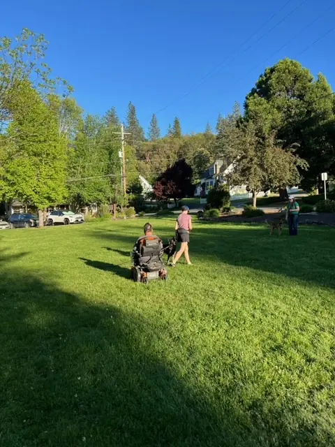 Clients and dogs practicing leash walking with Jason Lake in a Prodogz Move & Groove class in Medford, Oregon — May 14, 2024, photo 1