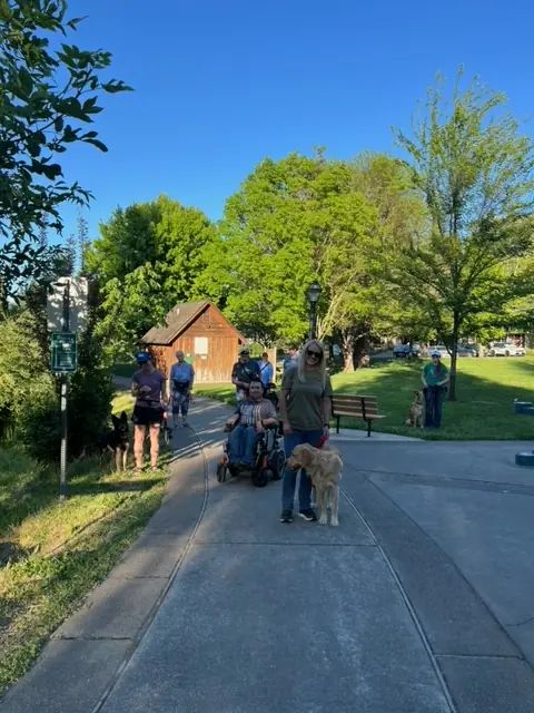 Clients and dogs practicing leash walking with Jason Lake in a Prodogz Move & Groove class in Medford, Oregon — May 14, 2024, photo 3