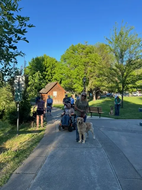Clients and dogs practicing leash walking with Jason Lake in a Prodogz Move & Groove class in Medford, Oregon — May 14, 2024, photo 4