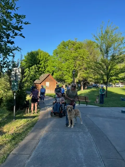 Clients and dogs practicing leash walking with Jason Lake in a Prodogz Move & Groove class in Medford, Oregon — May 14, 2024, photo 5