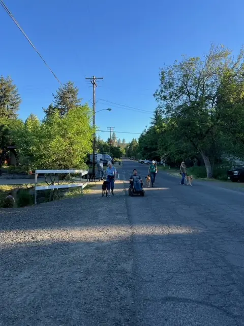 Clients and dogs practicing leash walking with Jason Lake in a Prodogz Move & Groove class in Medford, Oregon — May 14, 2024, photo 7