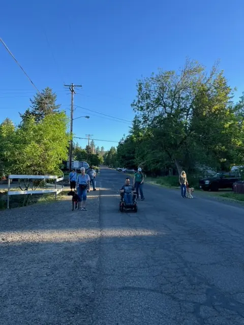 Clients and dogs practicing leash walking with Jason Lake in a Prodogz Move & Groove class in Medford, Oregon — May 14, 2024, photo 8