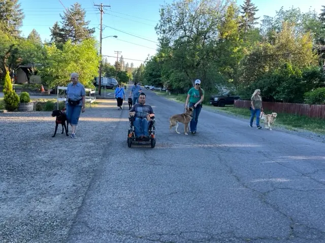 Clients and dogs practicing leash walking with Jason Lake in a Prodogz Move & Groove class in Medford, Oregon — May 14, 2024, photo 10