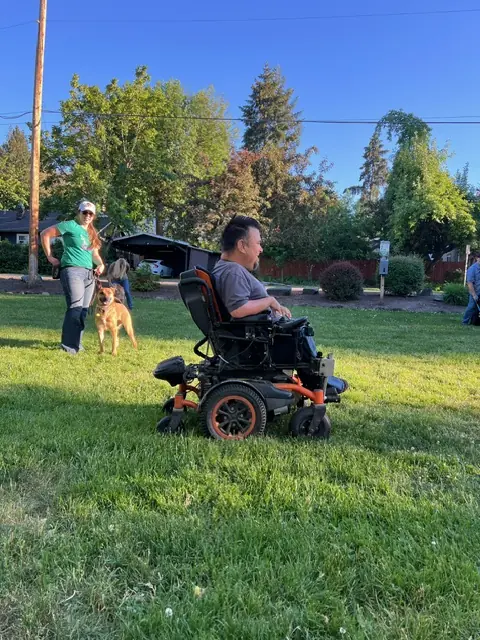 Clients and dogs practicing leash walking with Jason Lake in a Prodogz Move & Groove class in Medford, Oregon — May 14, 2024, photo 22